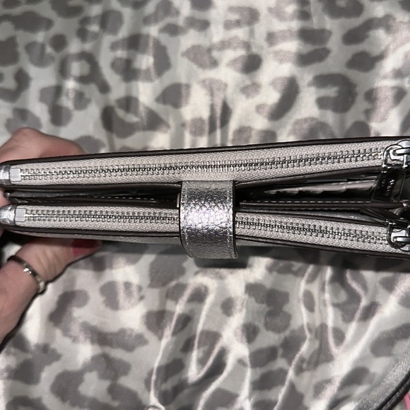 NWT Micheal kors silver leather double zipper phone case wallet wristlet nice 👍 - Picture 3 of 9